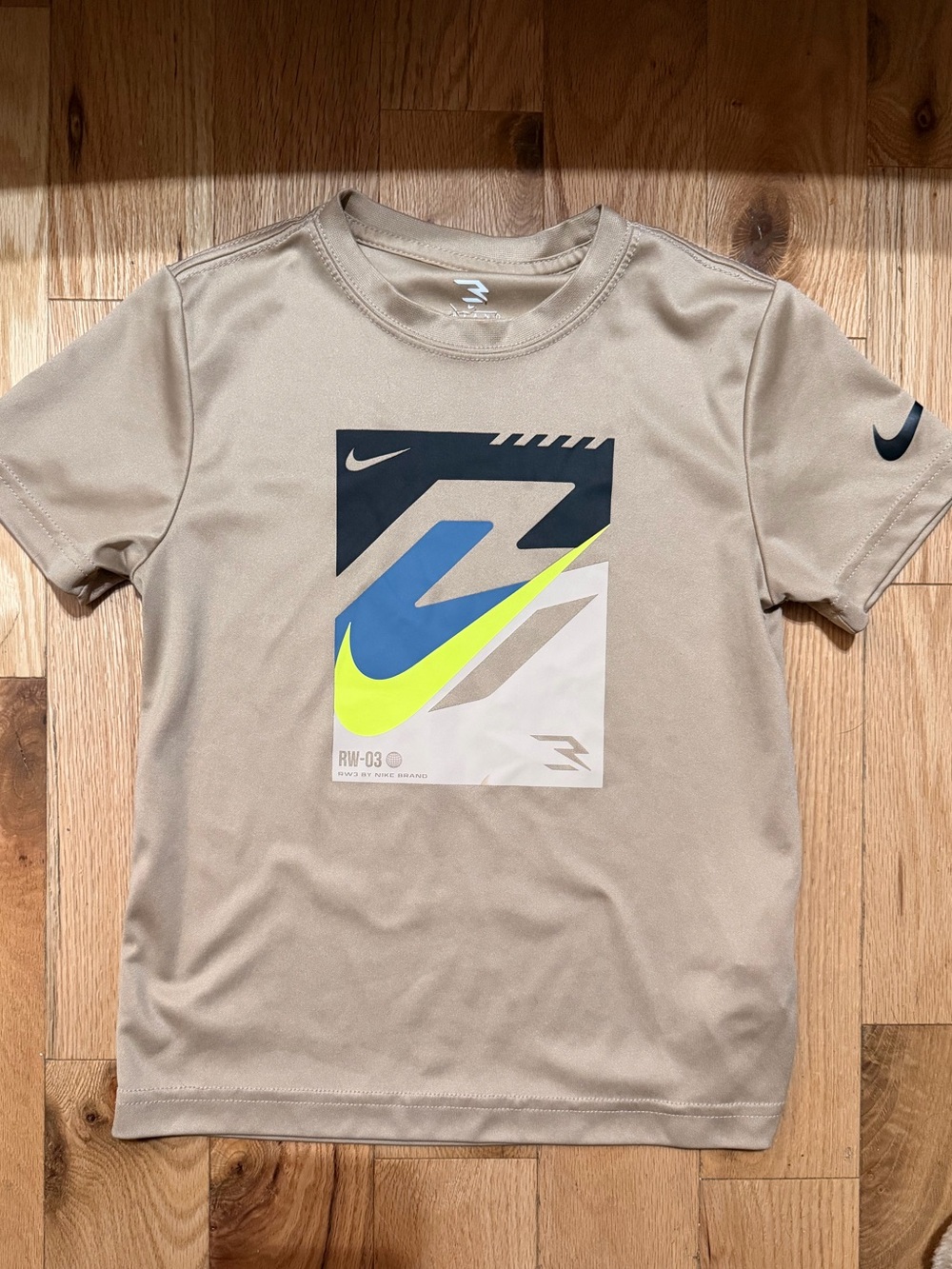 Nike Boys Tan / Khaki Graphic Athletic T-Shirt | Size 7 - Excellent Condition